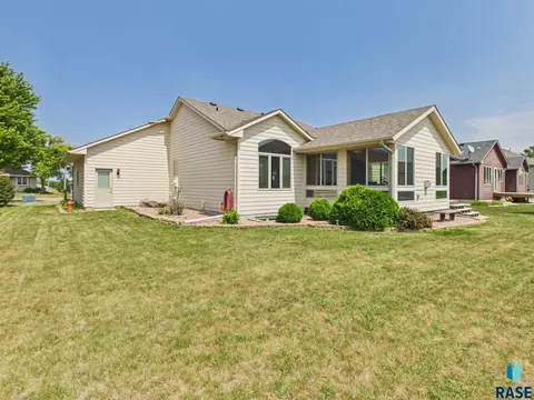 Exterior - 809 E Leslie Dr, Garretson, SD 57030 photo 2 of 7