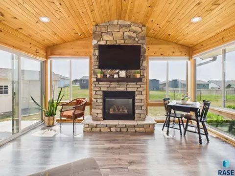 Exterior - 809 E Leslie Dr, Garretson, SD 57030 photo 5 of 7