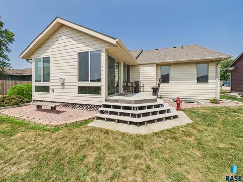 Exterior - 809 E Leslie Dr, Garretson, SD 57030 photo 3 of 7