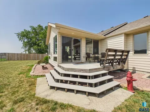 Exterior - 809 E Leslie Dr, Garretson, SD 57030 photo 4 of 7