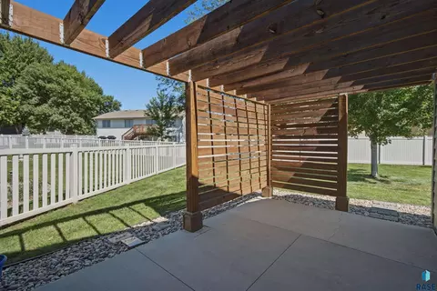 Exterior - 5108 E Villa Ridge St, Sioux Falls, SD 57110 photo 3 of 8