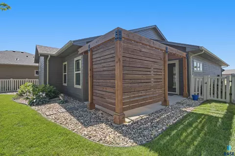 Exterior - 5108 E Villa Ridge St, Sioux Falls, SD 57110 photo 5 of 8