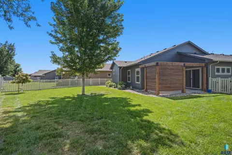 Exterior - 5108 E Villa Ridge St, Sioux Falls, SD 57110 photo 6 of 8