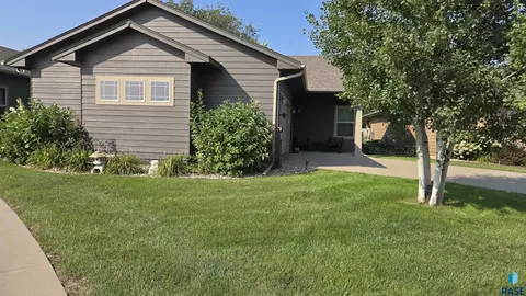 Exterior - 5108 E Villa Ridge St, Sioux Falls, SD 57110 photo 2 of 8