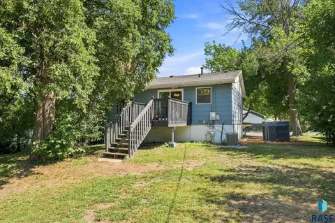 Exterior - 233 N Meyer Ln, Sioux Falls, SD 57103 photo 2 of 5