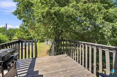 Exterior - 233 N Meyer Ln, Sioux Falls, SD 57103 photo 3 of 5