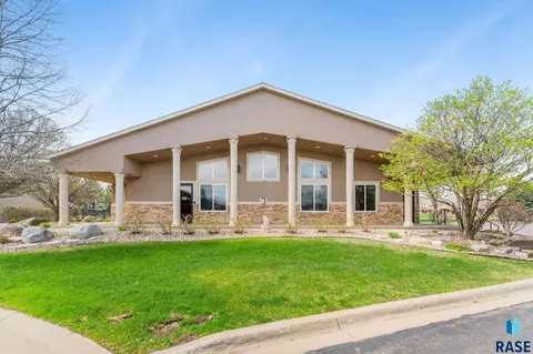 Exterior - 711 70th Pl E, Sioux Falls, SD 57108 photo 8 of 13