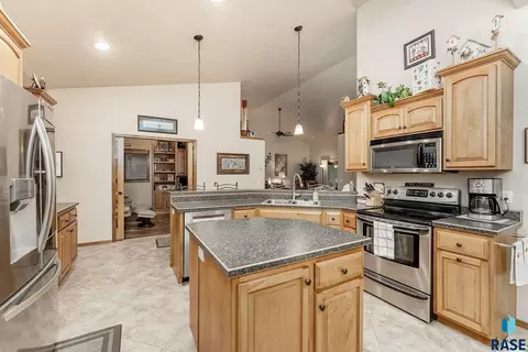 Kitchen - 711 70th Pl E, Sioux Falls, SD 57108 photo 2 of 3