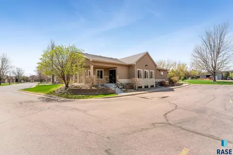 Exterior - 711 70th Pl E, Sioux Falls, SD 57108 photo 10 of 13