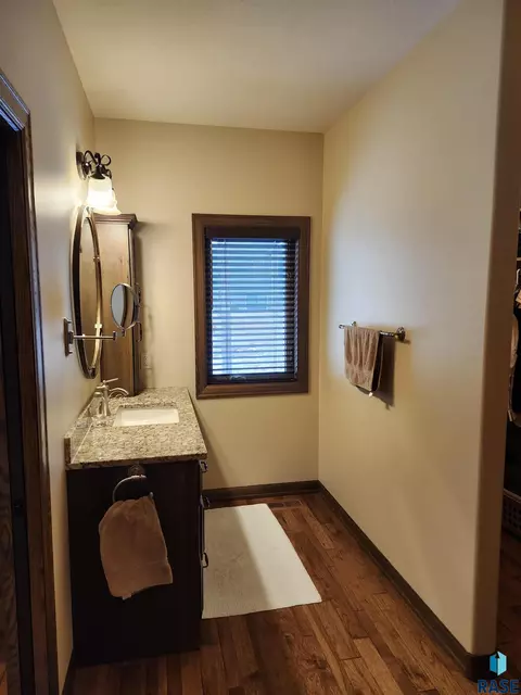 Bath - 1408 S Sugar Maple Dr, Sioux Falls, SD 57110 photo 2 of 2