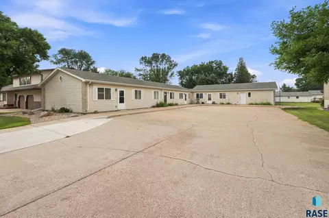 723 W 2nd Ave, Lennox, SD 57039
