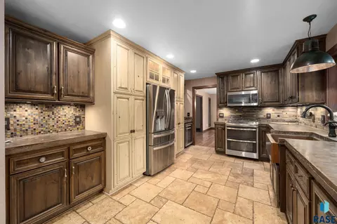 Kitchen - 308 E Aspen Dr, Sioux Falls, SD 57105 photo 3 of 8