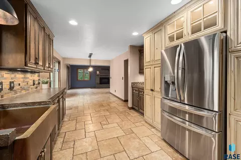 Kitchen - 308 E Aspen Dr, Sioux Falls, SD 57105 photo 7 of 8