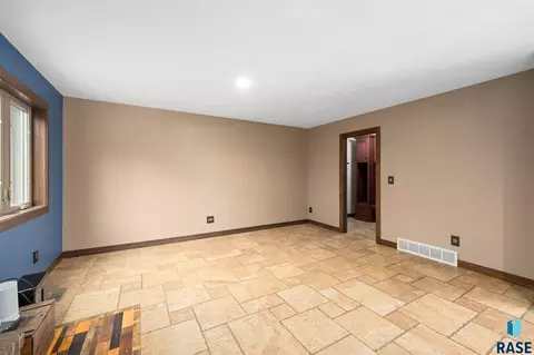 Living - 308 E Aspen Dr, Sioux Falls, SD 57105 photo 6 of 8