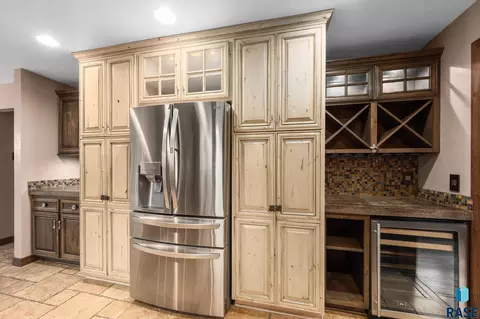 Kitchen - 308 E Aspen Dr, Sioux Falls, SD 57105 photo 6 of 8