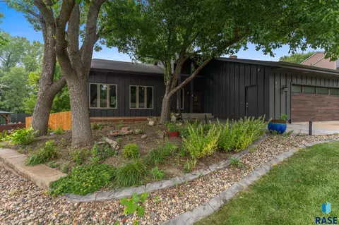 Exterior - 308 E Aspen Dr, Sioux Falls, SD 57105 photo 8 of 19