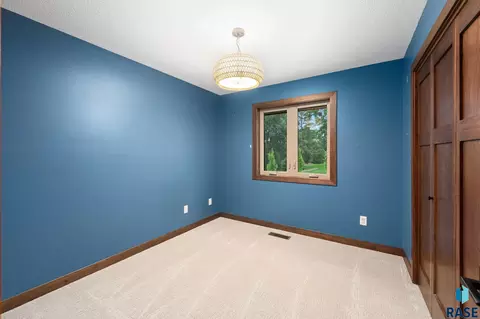 Bedroom - 308 E Aspen Dr, Sioux Falls, SD 57105 photo 3 of 9