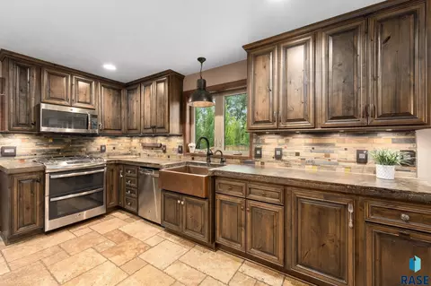 Kitchen - 308 E Aspen Dr, Sioux Falls, SD 57105 photo 4 of 8