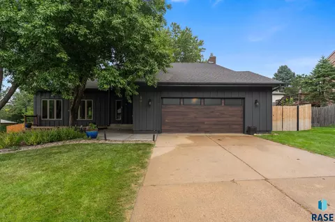 Exterior - 308 E Aspen Dr, Sioux Falls, SD 57105 photo 7 of 19