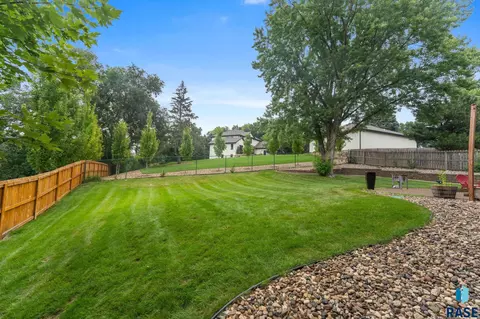 Exterior - 308 E Aspen Dr, Sioux Falls, SD 57105 photo 15 of 19