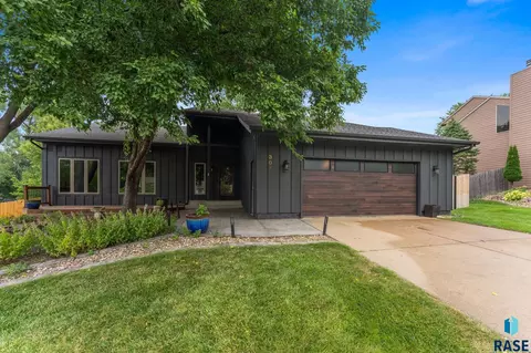 Exterior - 308 E Aspen Dr, Sioux Falls, SD 57105 photo 2 of 19