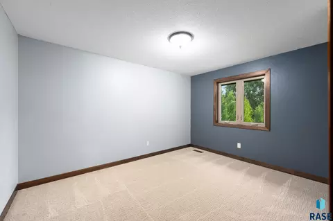 Bedroom - 308 E Aspen Dr, Sioux Falls, SD 57105 photo 7 of 9
