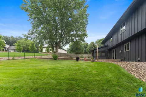 Exterior - 308 E Aspen Dr, Sioux Falls, SD 57105 photo 16 of 19