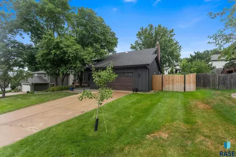 Exterior - 308 E Aspen Dr, Sioux Falls, SD 57105 photo 4 of 19