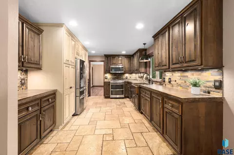 Kitchen - 308 E Aspen Dr, Sioux Falls, SD 57105 photo 1 of 8