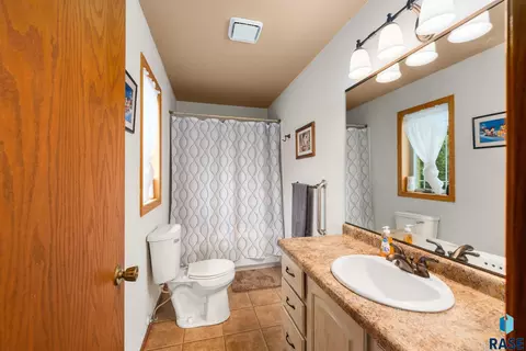 Bath - 25876 481st Ave, Brandon, SD 57005 photo 1 of 6