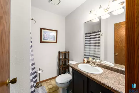 Bath - 25876 481st Ave, Brandon, SD 57005 photo 3 of 6