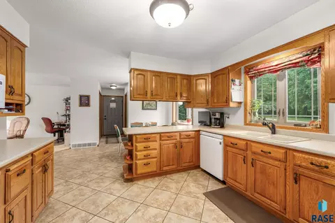 Kitchen - 25876 481st Ave, Brandon, SD 57005 photo 4 of 5