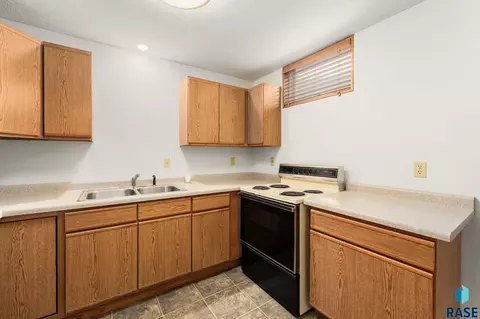 Kitchen - 25876 481st Ave, Brandon, SD 57005 photo 5 of 5