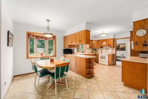 Kitchen - 25876 481st Ave, Brandon, SD 57005 photo 3 of 5