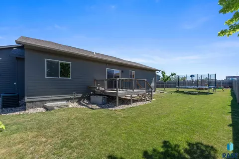Exterior - 1529 E Gold Dust St, Sioux Falls, SD 57104 photo 4 of 6