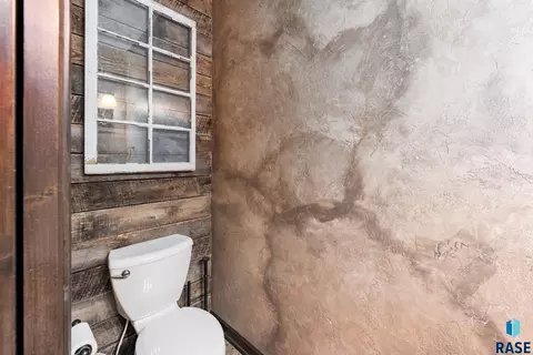 Bath - 1005 Andrew Dr, Crooks, SD 57020 photo 1 of 5