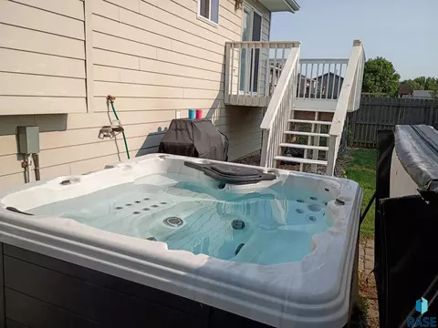 Exterior - 5609 S Cain Ave S, Sioux Falls, SD 57106 photo 2 of 3