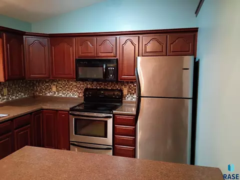 Kitchen - 5609 S Cain Ave S, Sioux Falls, SD 57106 photo 4 of 4