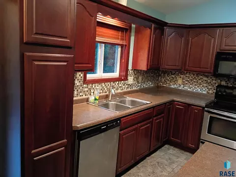 Kitchen - 5609 S Cain Ave S, Sioux Falls, SD 57106 photo 2 of 4