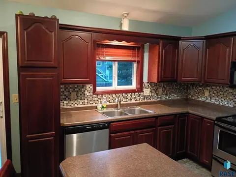 Kitchen - 5609 S Cain Ave S, Sioux Falls, SD 57106 photo 3 of 4