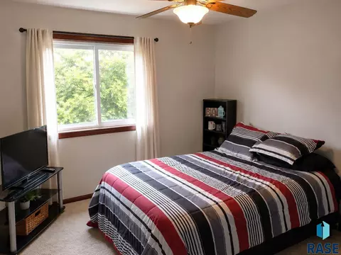 Bedroom - 5609 S Cain Ave S, Sioux Falls, SD 57106 photo 2 of 2
