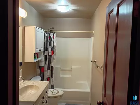 Bath - 5609 S Cain Ave S, Sioux Falls, SD 57106 photo 1 of 1