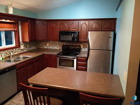 Kitchen - 5609 S Cain Ave S, Sioux Falls, SD 57106 photo 1 of 4