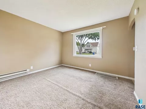 Living - 2105 S Duluth Ave, Sioux Falls, SD 57105 photo 5 of 7