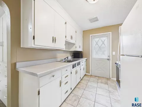 Kitchen - 2105 S Duluth Ave, Sioux Falls, SD 57105 photo 3 of 4
