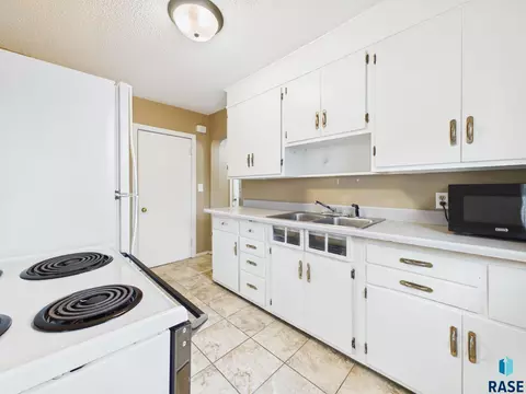 Kitchen - 2105 S Duluth Ave, Sioux Falls, SD 57105 photo 1 of 4