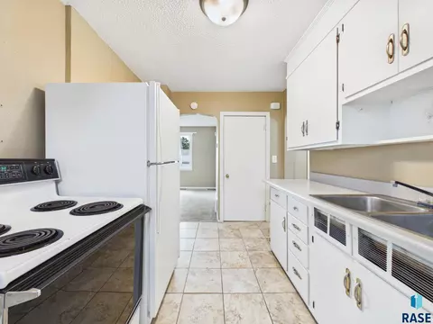 Kitchen - 2105 S Duluth Ave, Sioux Falls, SD 57105 photo 2 of 4