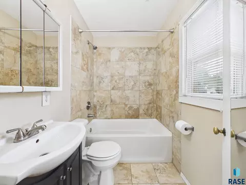 Bath - 2105 S Duluth Ave, Sioux Falls, SD 57105 photo 1 of 3