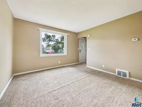 Living - 2105 S Duluth Ave, Sioux Falls, SD 57105 photo 2 of 7