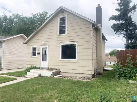 Exterior - 2105 S Duluth Ave, Sioux Falls, SD 57105 photo 2 of 3